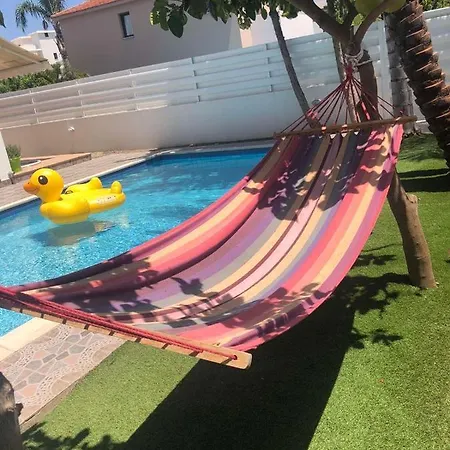 Villa Andy-350 M From The Larnaca