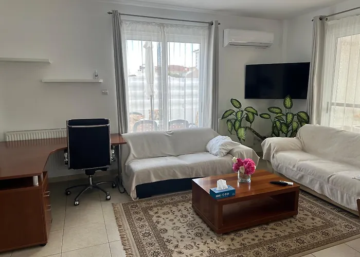 Andy-350 M From The Βίλα Λάρνακα