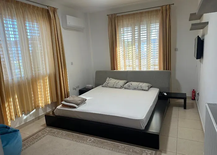 Andy-350 M From The Βίλα Λάρνακα