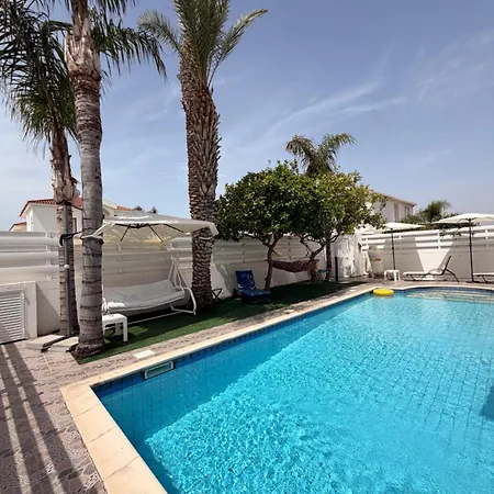 Andy-350 M From The Villa *