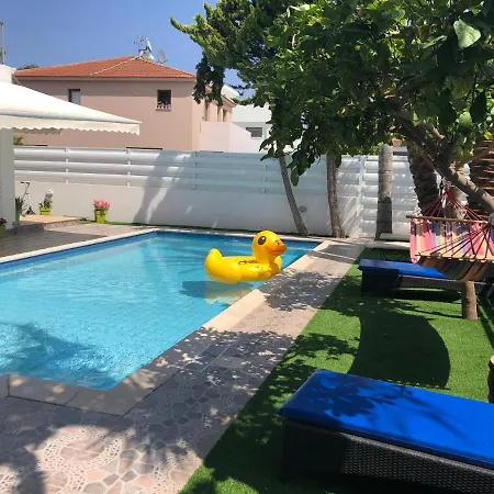 Villa Andy-350 M From The Lárnaka